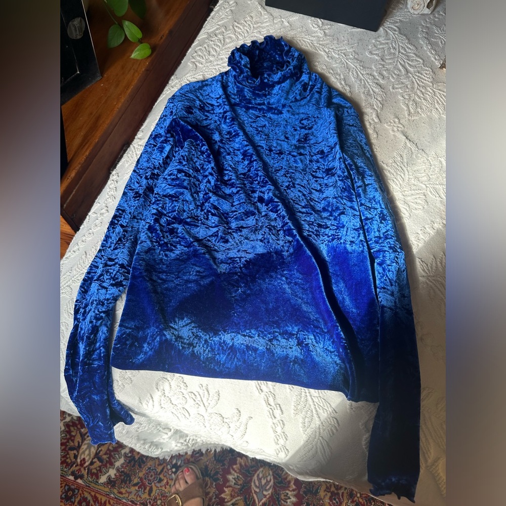 Sno skins crushed velvet blue turtleneck size medium